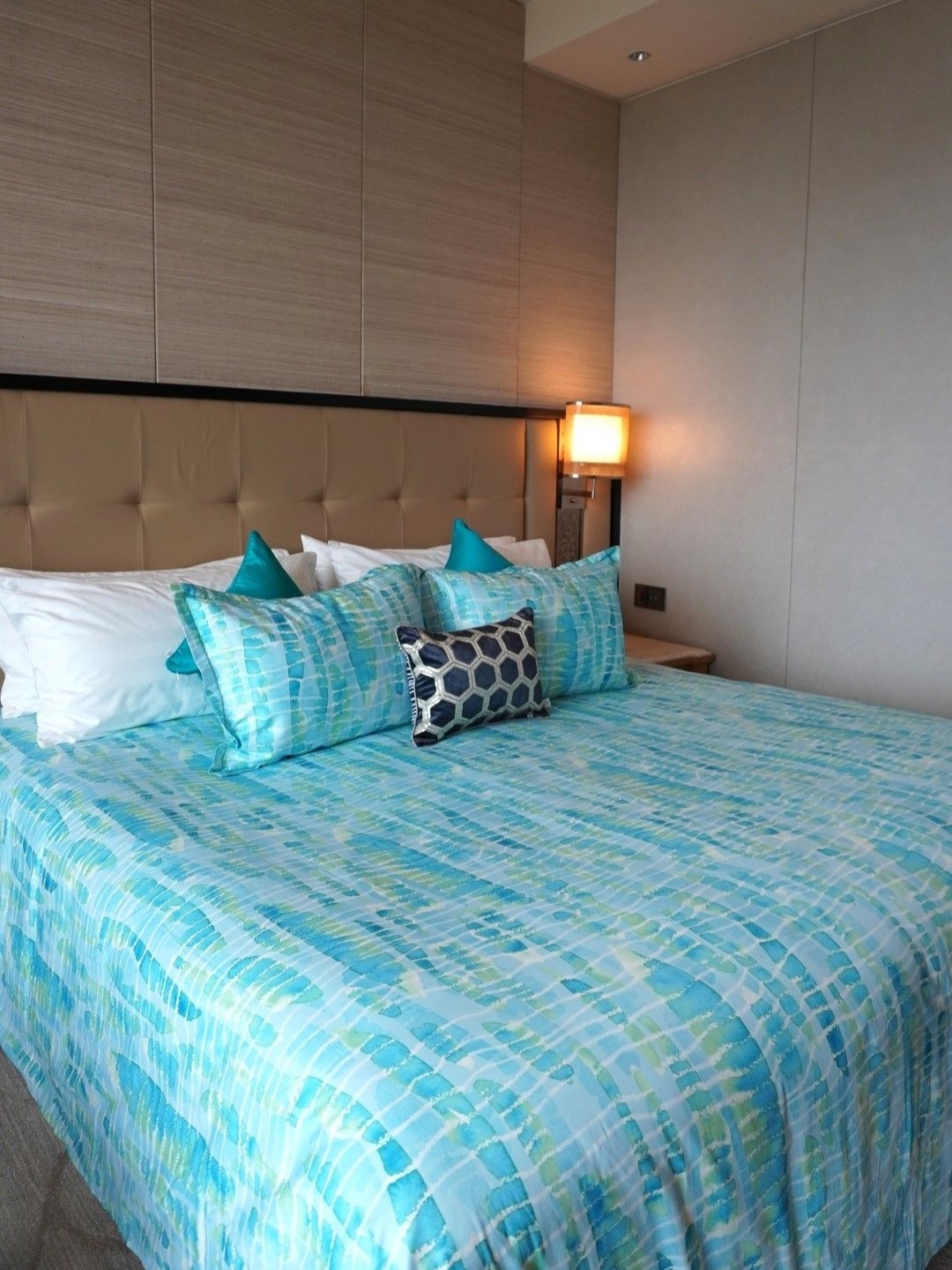 

TARA- Sparkling Homes White & Blue Printed Cotton 350TC King Bedsheet Set-2.74m x 2.74m