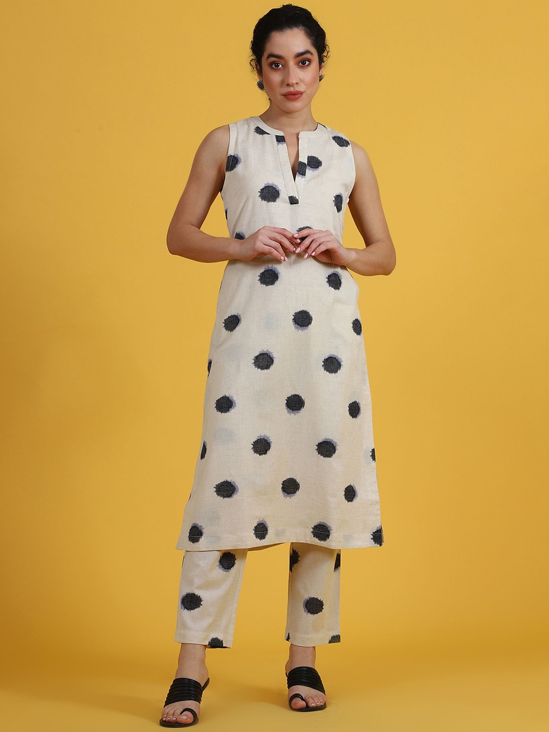 

W Polka Dots Printed Mandarin Collar Sleeveless Straight Kurta With Trouser, Cream
