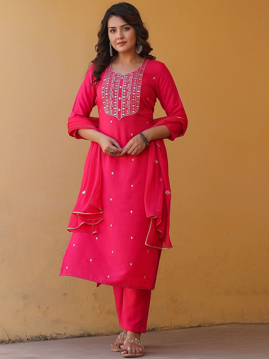 

DIVASTRI Floral Embroidered Sweetheart Neck Straight Kurta With Trousers & Dupatta, Pink