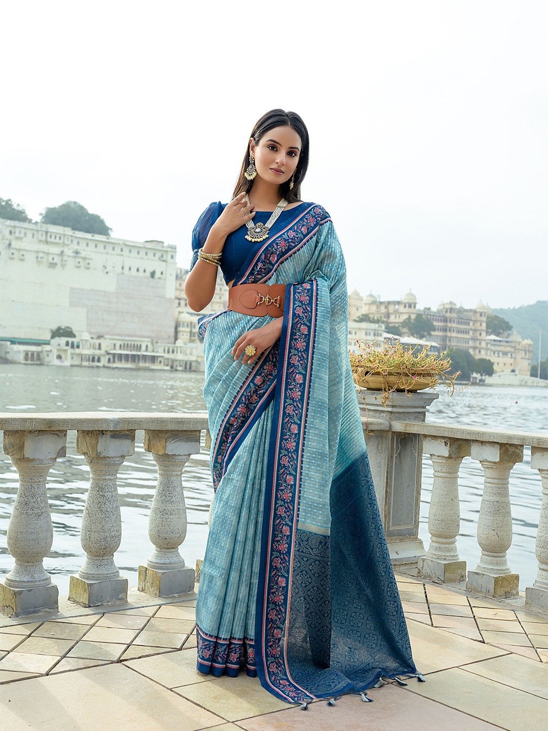 

DIVASTRI Floral Zari Silk Blend Saree, Blue