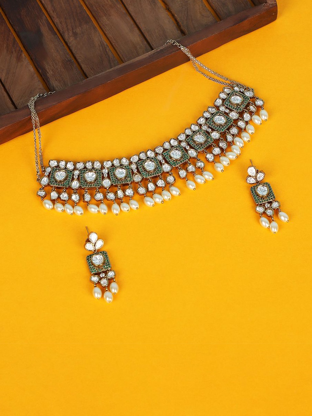 

AURAA TRENDS Gold-Plated Kundan Stone Studded & Pearls Beaded Jewellery Set