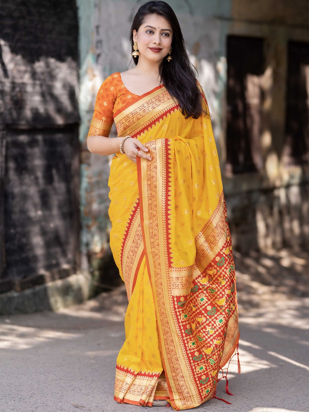 

DIVASTRI Ethnic Motifs Zari Silk Blend Patola Saree, Yellow