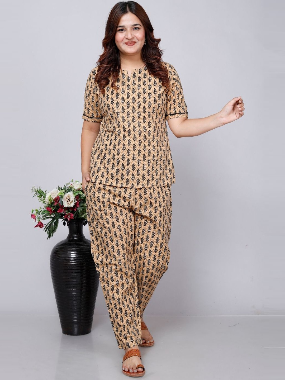 

GORDHAN Women Printed Night suit, Cream