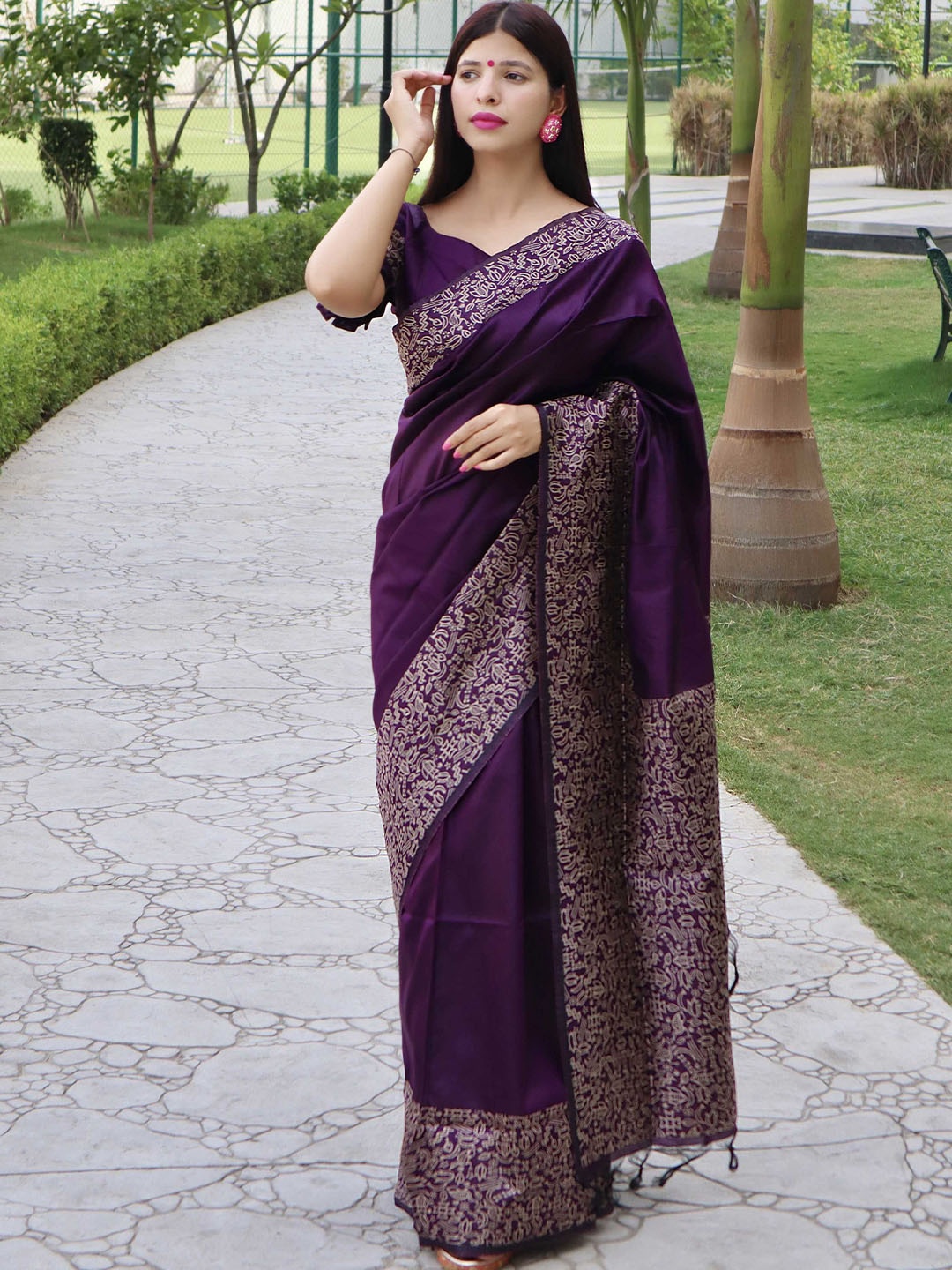 

DIVASTRI Embellished Silk Blend Designer Saree, Purple