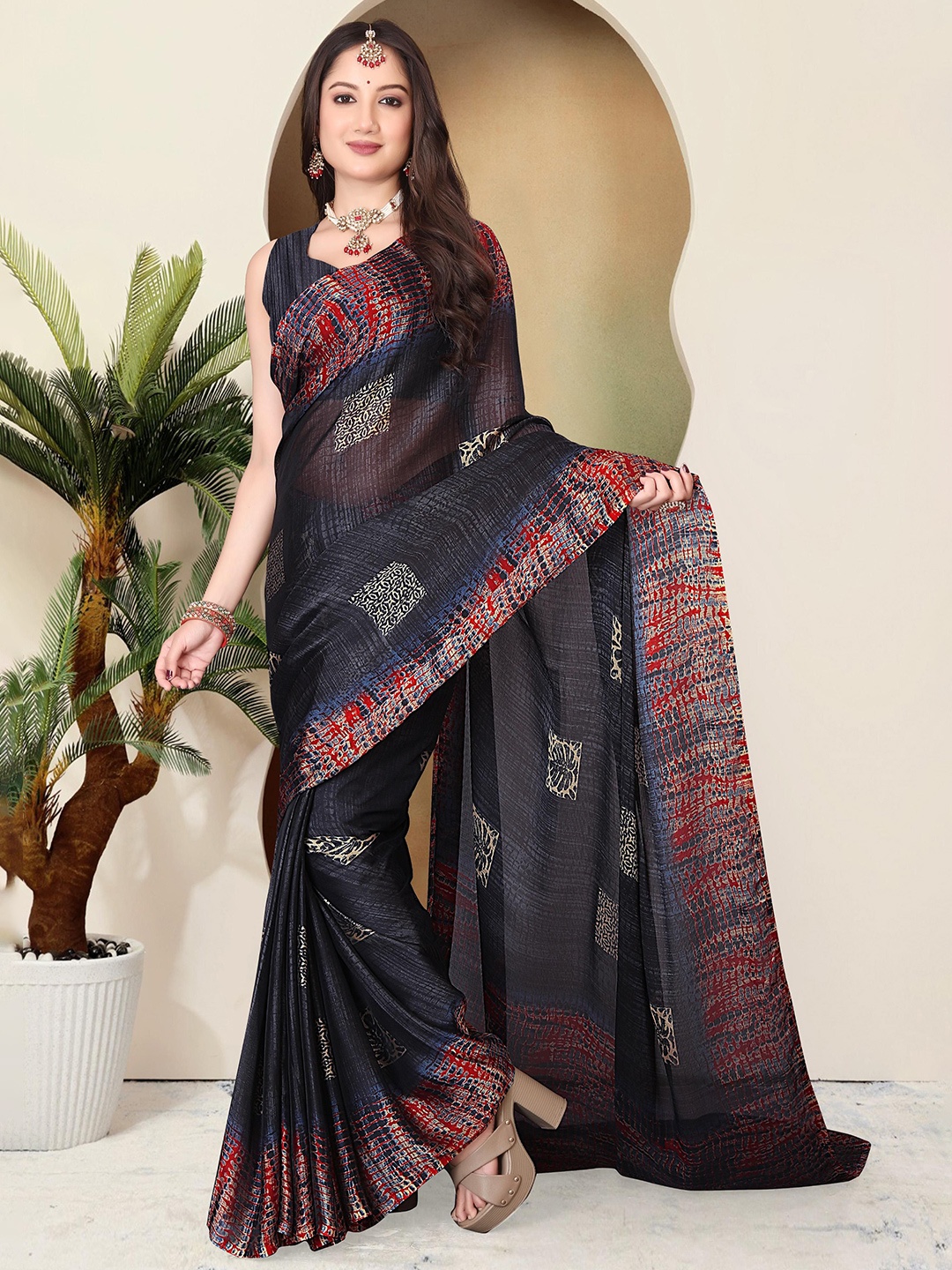 

MAGNEITTA Pure Chiffon Saree, Black