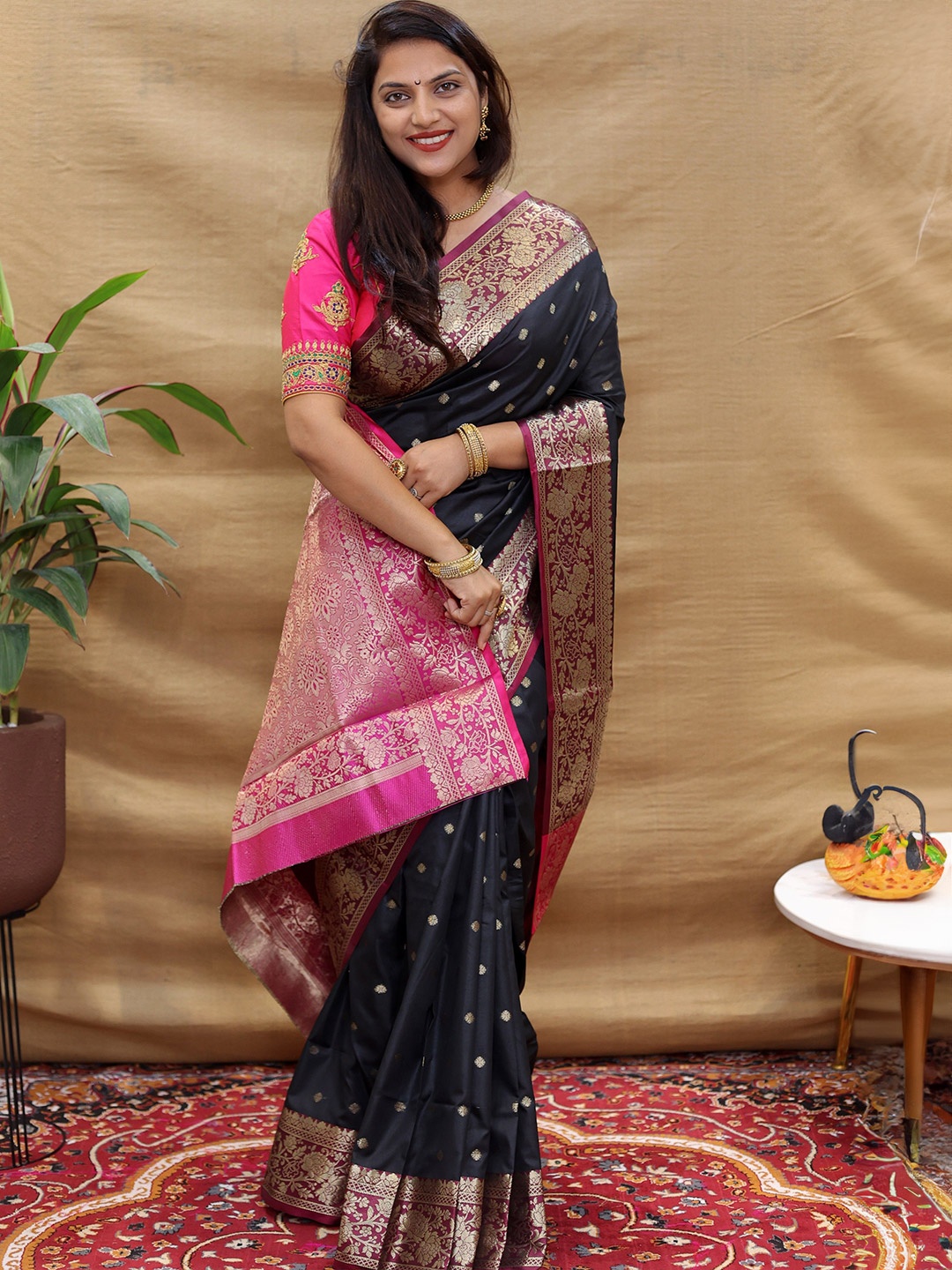 

Kandora Woven Design Zari Pure Silk Banarasi Saree, Black