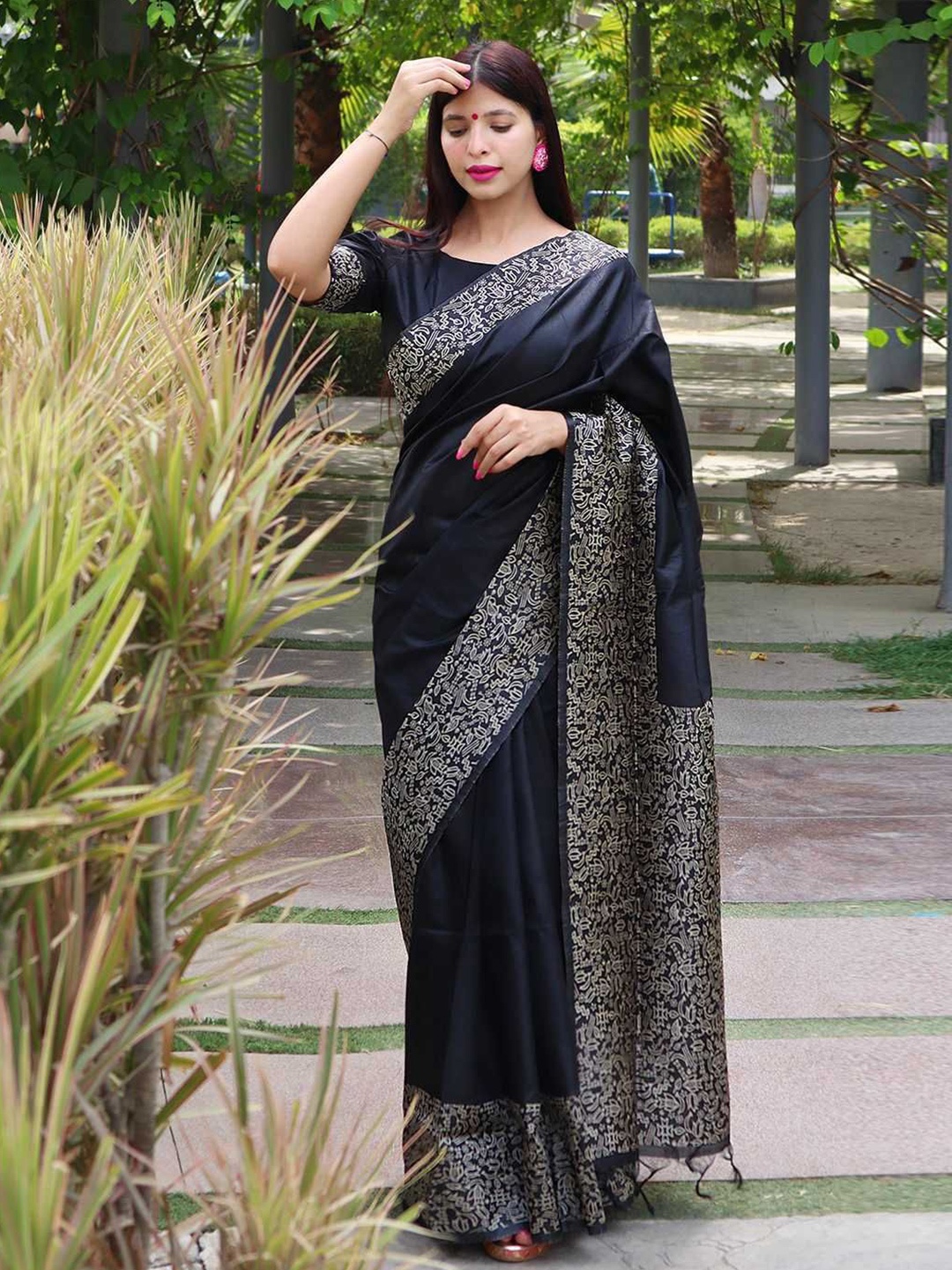 

Aika Ethnic Motifs Pure Silk Banarasi Saree, Black