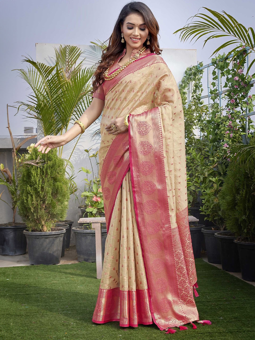 

DIVASTRI Woven Design Zari Silk Blend Banarasi Saree, Beige
