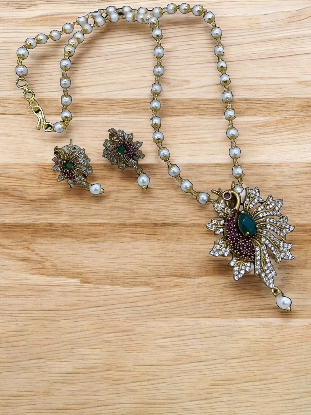 

Rujve Jewellery Gold-Plated Stone-Studded & Beaded Jewellery Set