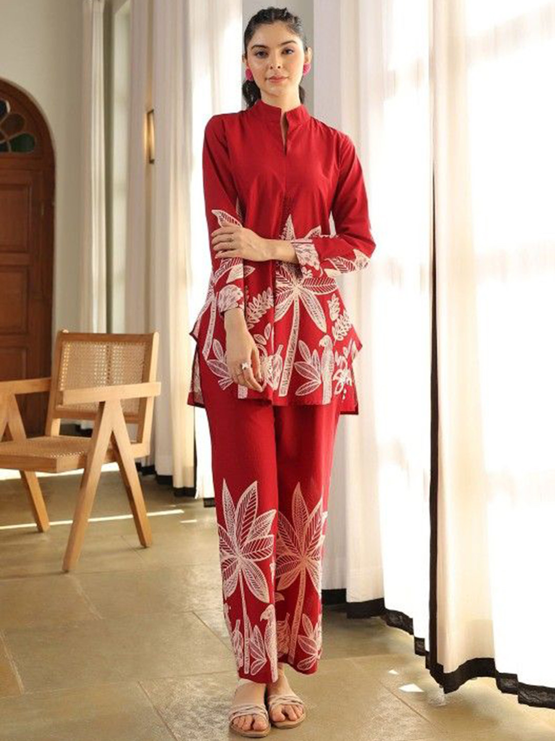 

BAESD Floral Printed Mandarin Collar Straight Short Kurti With Trousers, Red