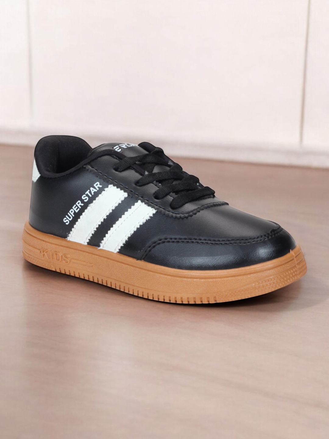 

Lil Lollipop Kids Colourblocked Round Toe Sneakers, Black