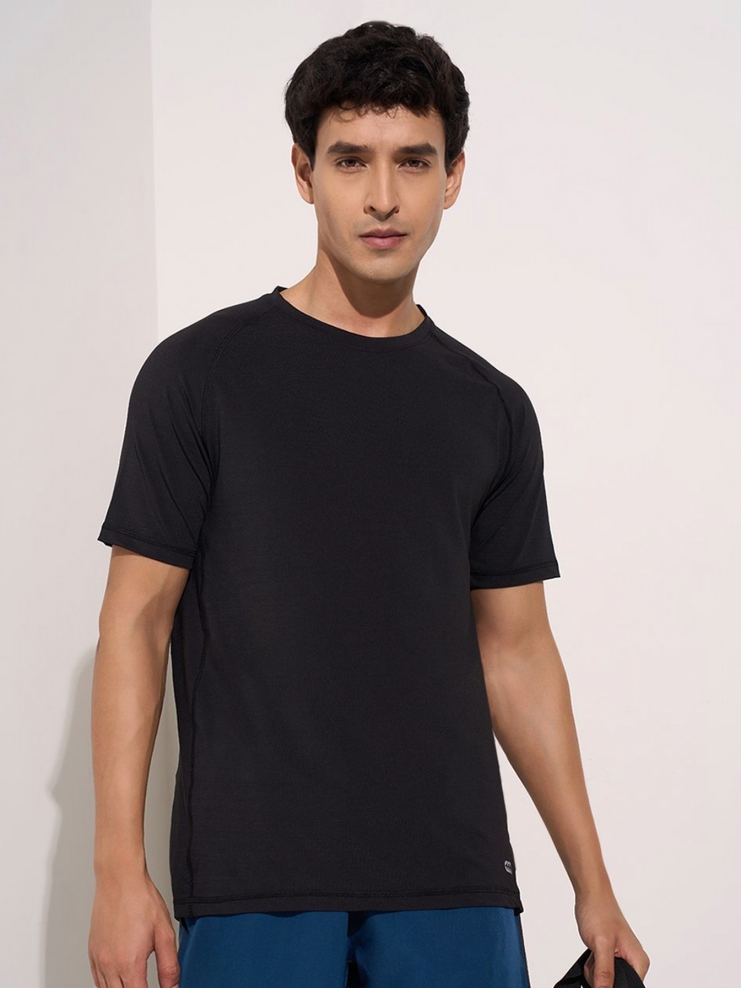 

Ajile by Pantaloons Men Solid Round Neck T-shirt, Black