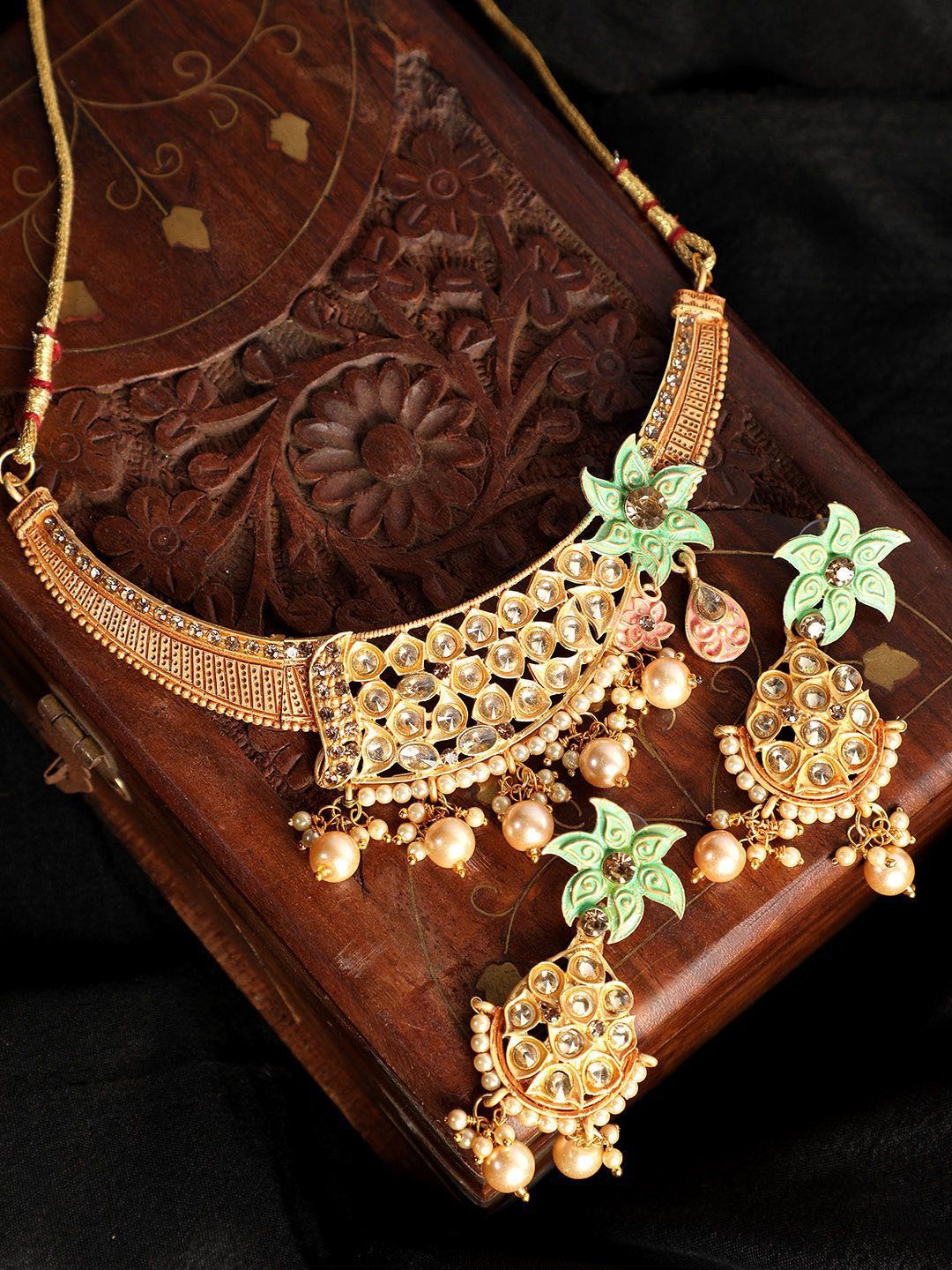 

Anouk Gold-Plated Kundan-Studded & Beaded Jewellery Set