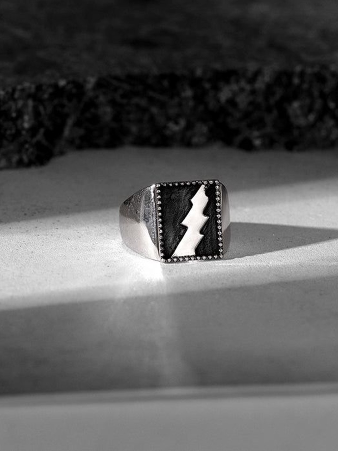 

GIVA Men 925 Sterling Silver Oxidised Thunder Ring Adjustable