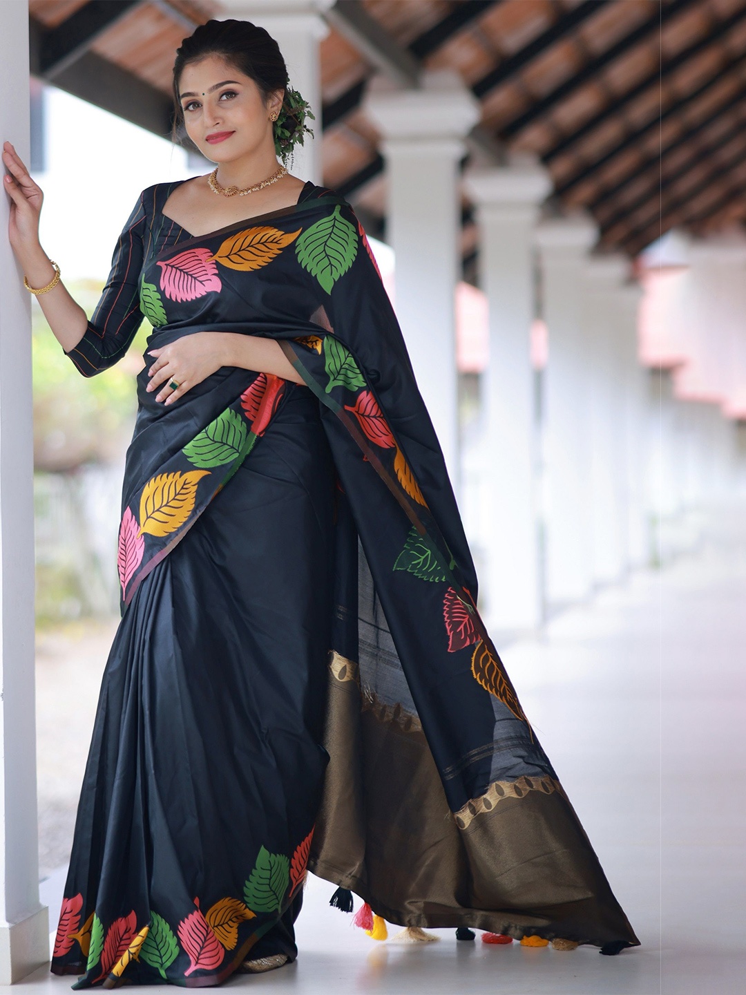 

DIVASTRI Floral Silk Blend Saree, Black