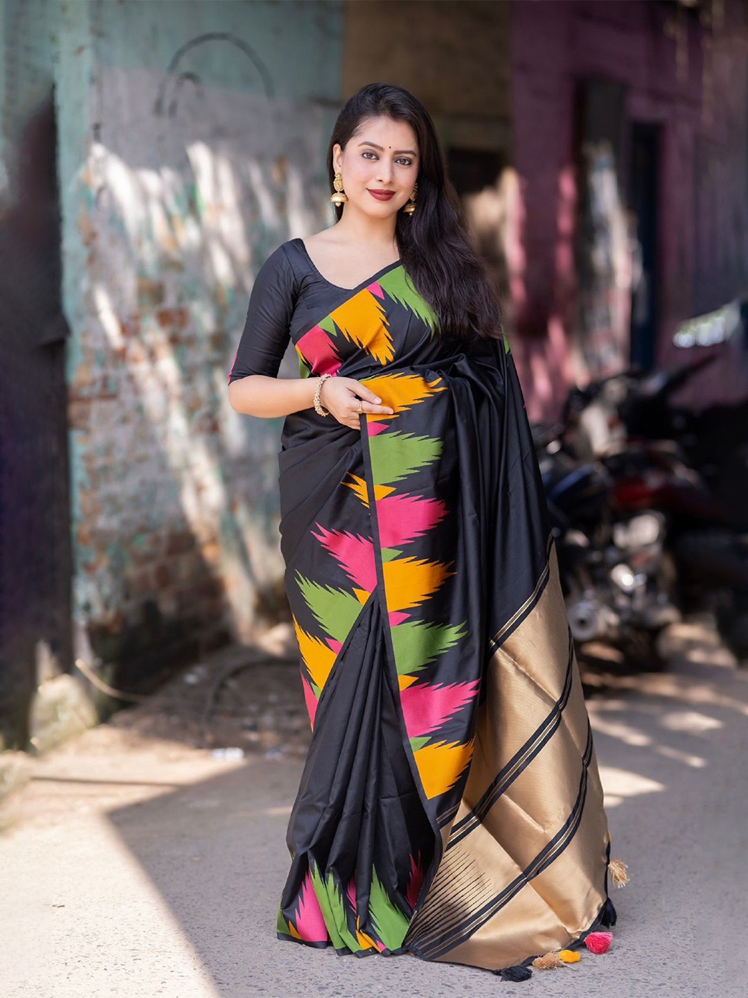 

DIVASTRI Ethnic Motifs Silk Blend Saree, Black