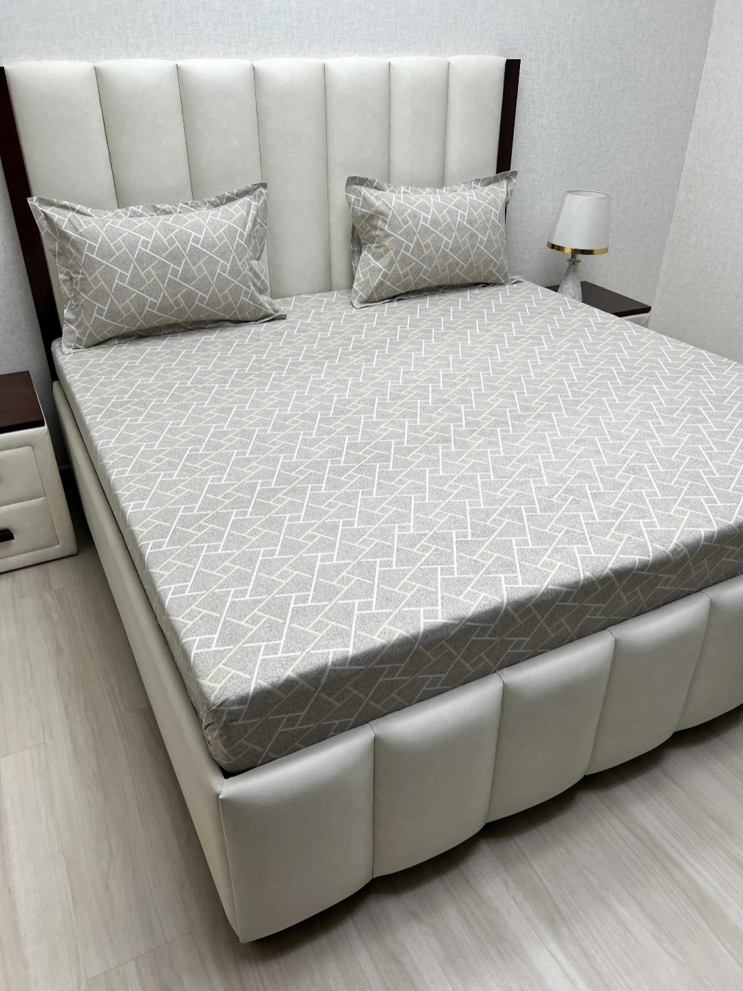 

Pure Decor Brown & White Queen Bedsheet with 2 Pillow Covers Bedsheet With 2 Pillow Cover