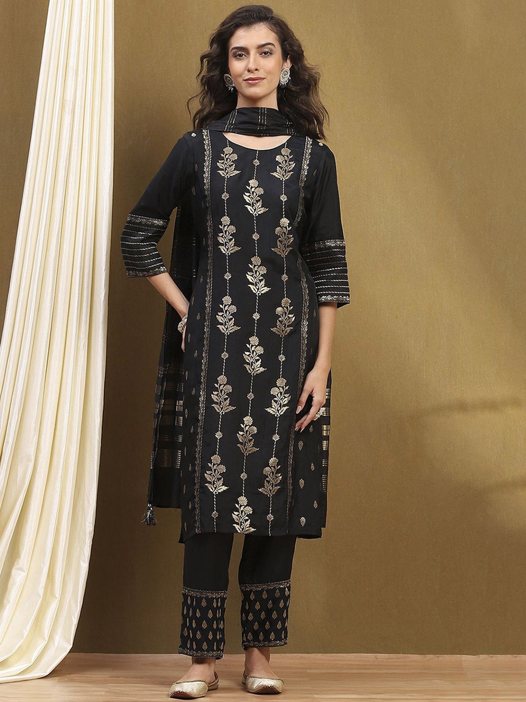 

SINSINI Floral Woven Design Round Neck Kurta With Trousers, Black
