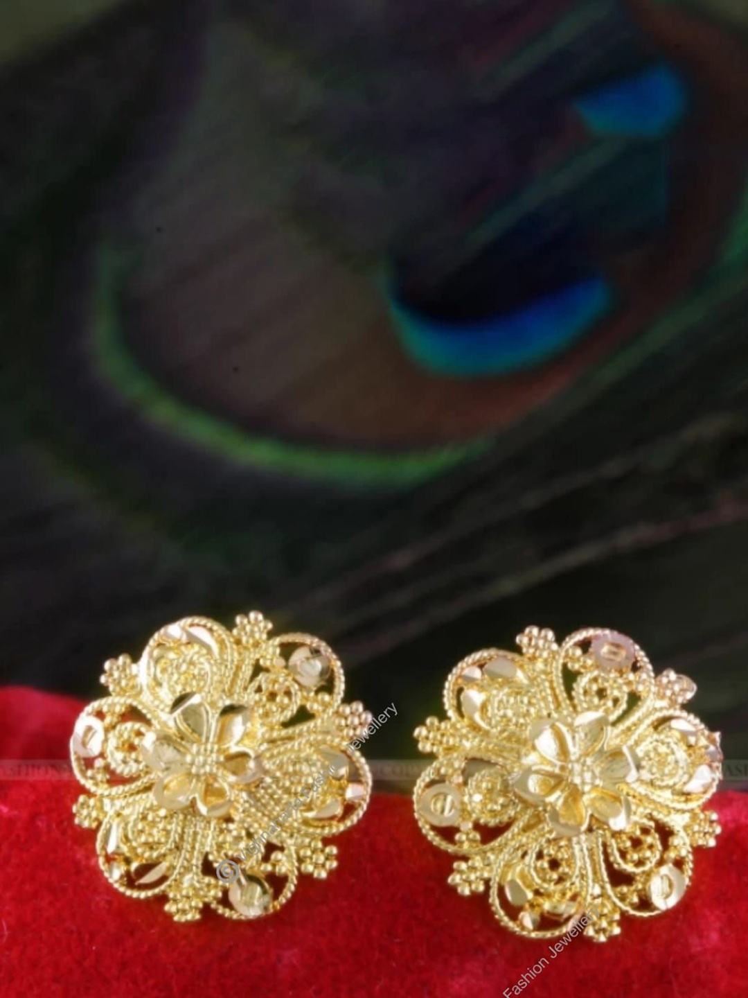 

DIVASTRI Gold-Plated Floral Shaped Studs