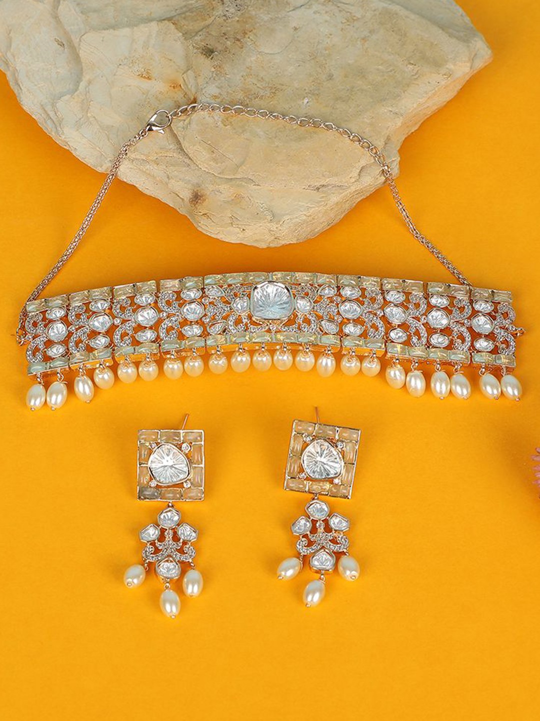 

AURAA TRENDS Gold-Plated Cubic Zirconia Stone-Studded & Pearls Beaded Jewellery Set