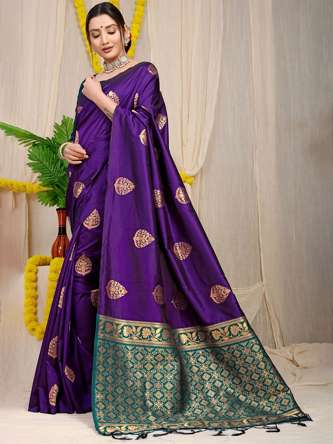 

Kandora Woven Design Zari Pure Silk Banarasi Saree, Purple