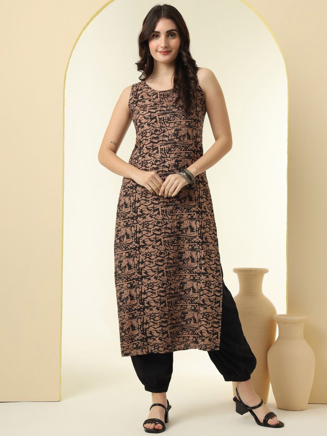 

KALINI Abstract Printed Round Neck Straight Kurta, Brown