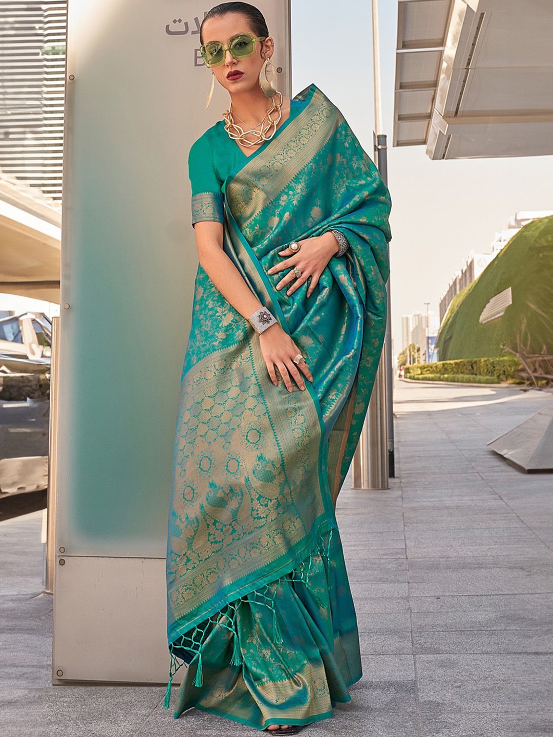 

PEENGAX Woven Design Zari Silk Blend Banarasi Saree, Green