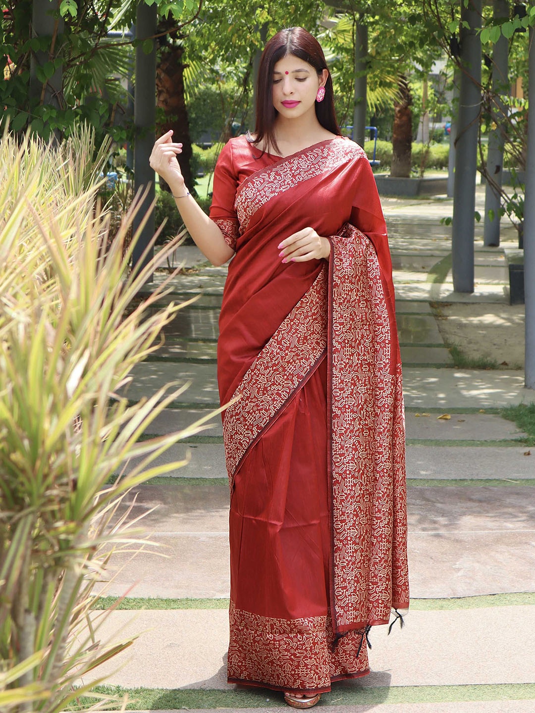 

DIVASTRI Silk Blend Handloom Saree, Red