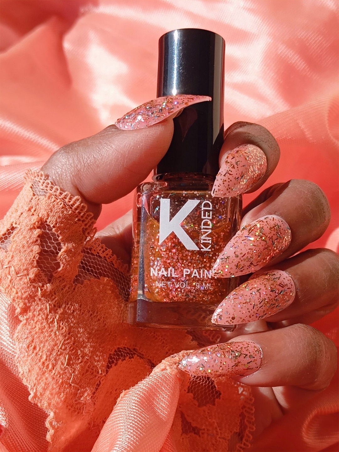 

KINDED Textured Topper Coat Glitter Nail Polish - 9 ml - Glitz Cocktail 50, Peach