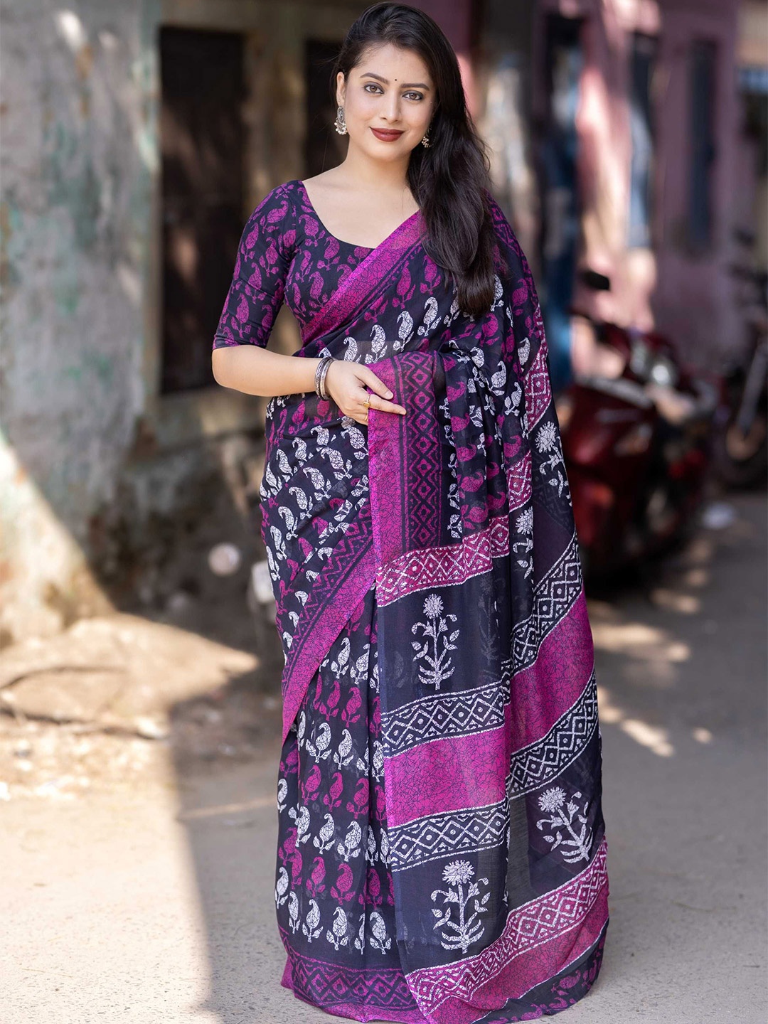 

DIVASTRI Ethnic Motifs Linen Blend Saree, Pink
