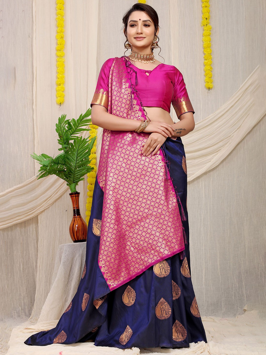 

Kandora Woven Design Zari Pure Silk Banarasi Saree, Navy blue