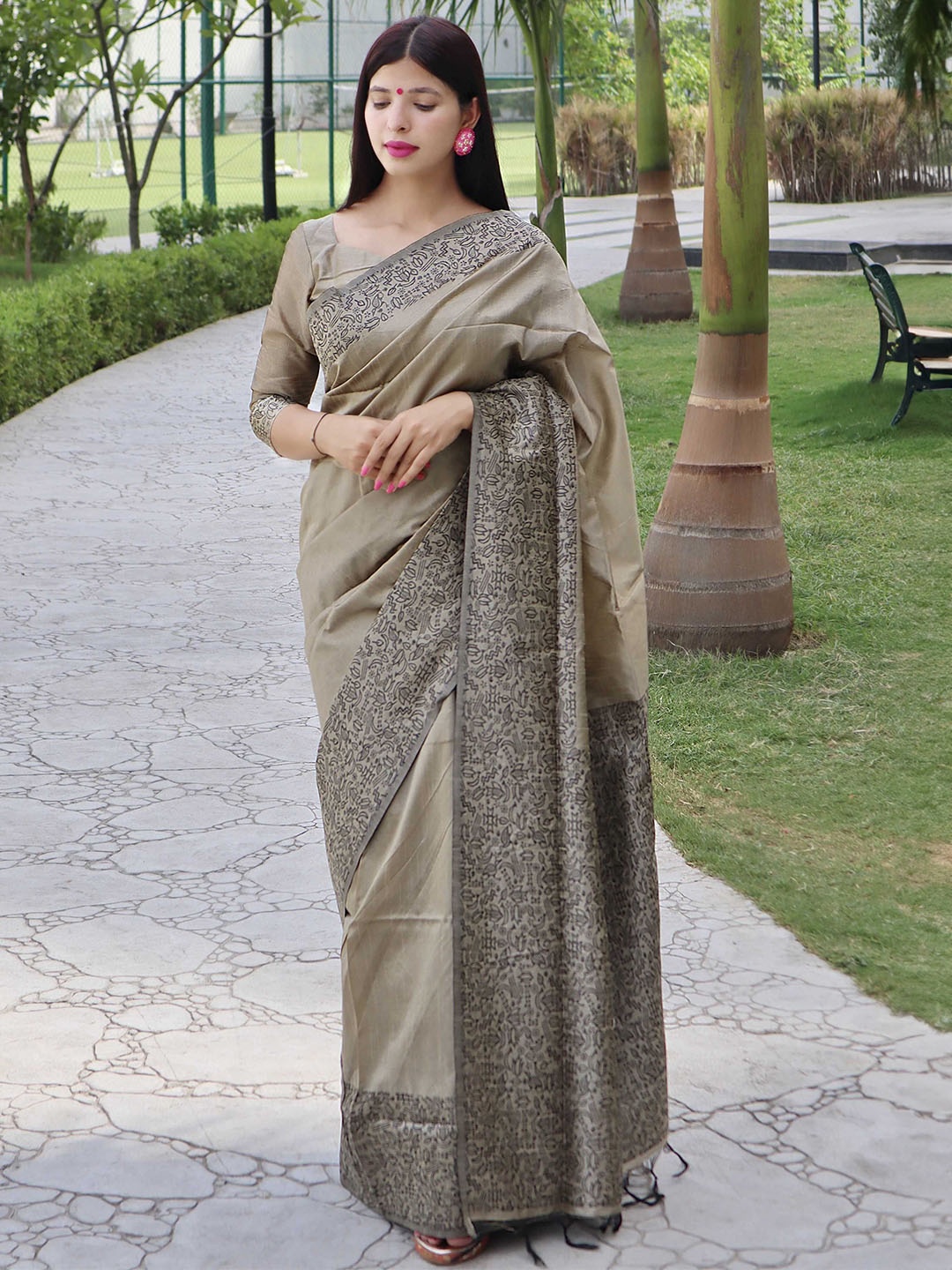 

DIVASTRI Embellished Silk Blend Designer Saree, Beige