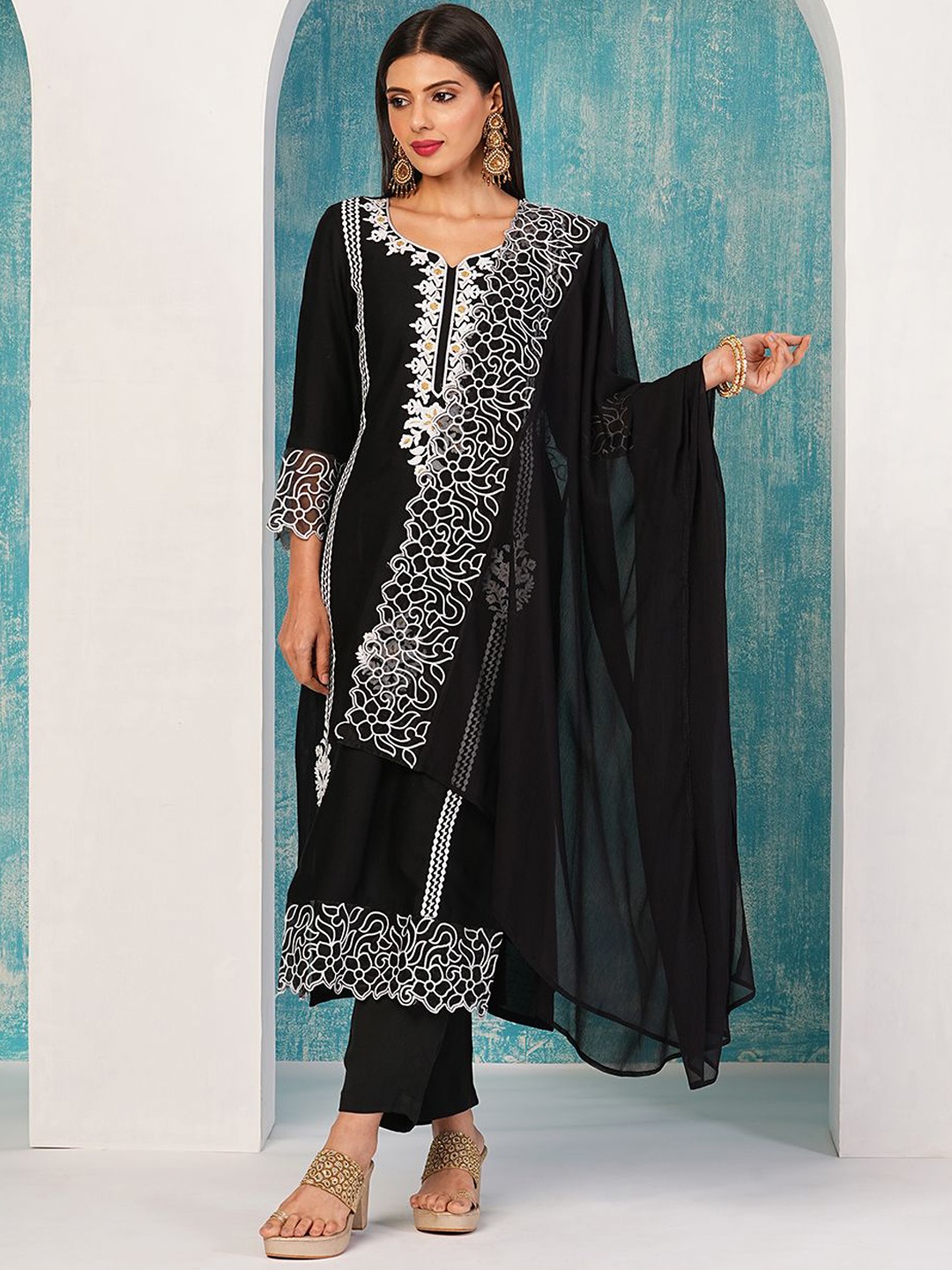 

DIVASTRI Floral Embroidered Notch Neck Straight Kurta With Trousers And Dupatta, Black