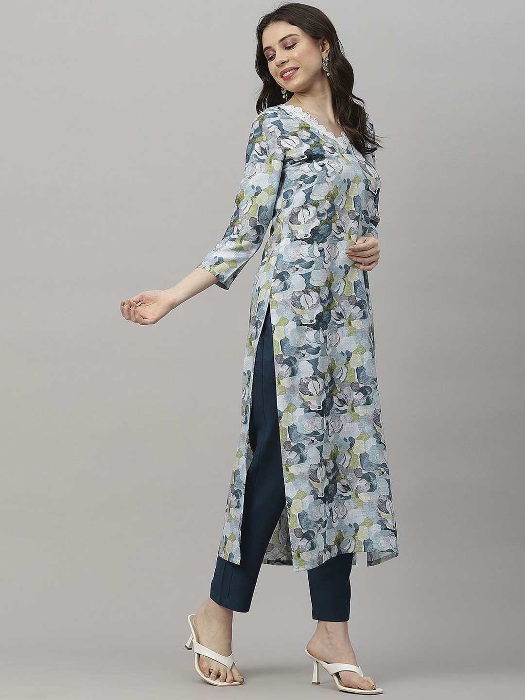 

DIVASTRI Floral Printed V-Neck Straight Kurta With Trousers, Turquoise blue