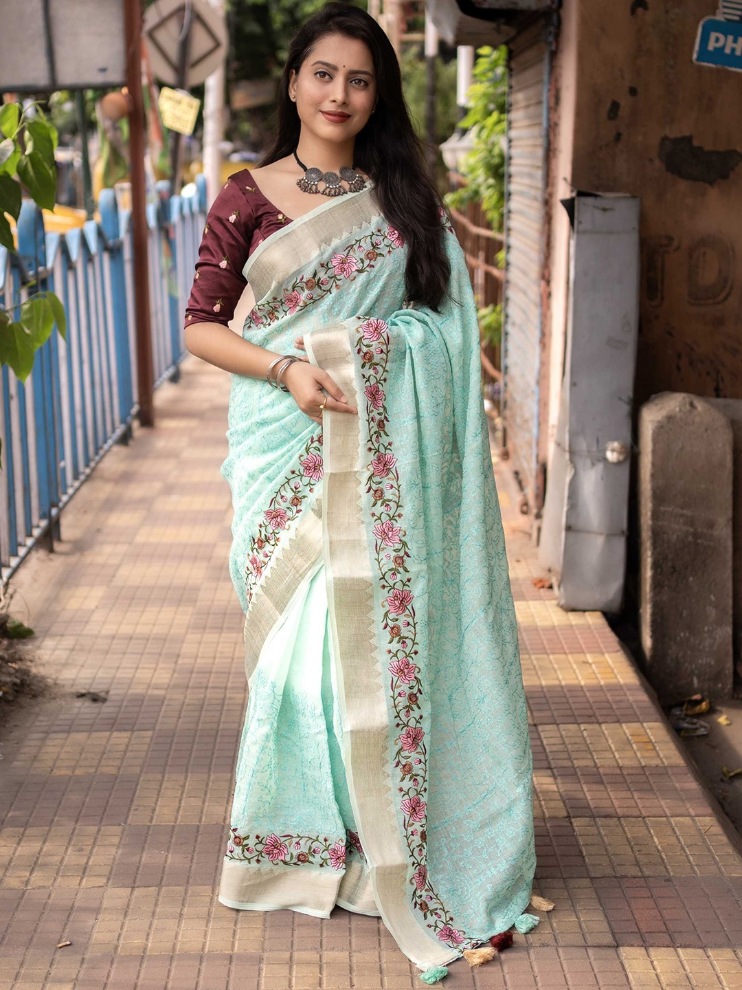 

DIVASTRI Ethnic Motifs Zari Linen Blend Saree, Blue