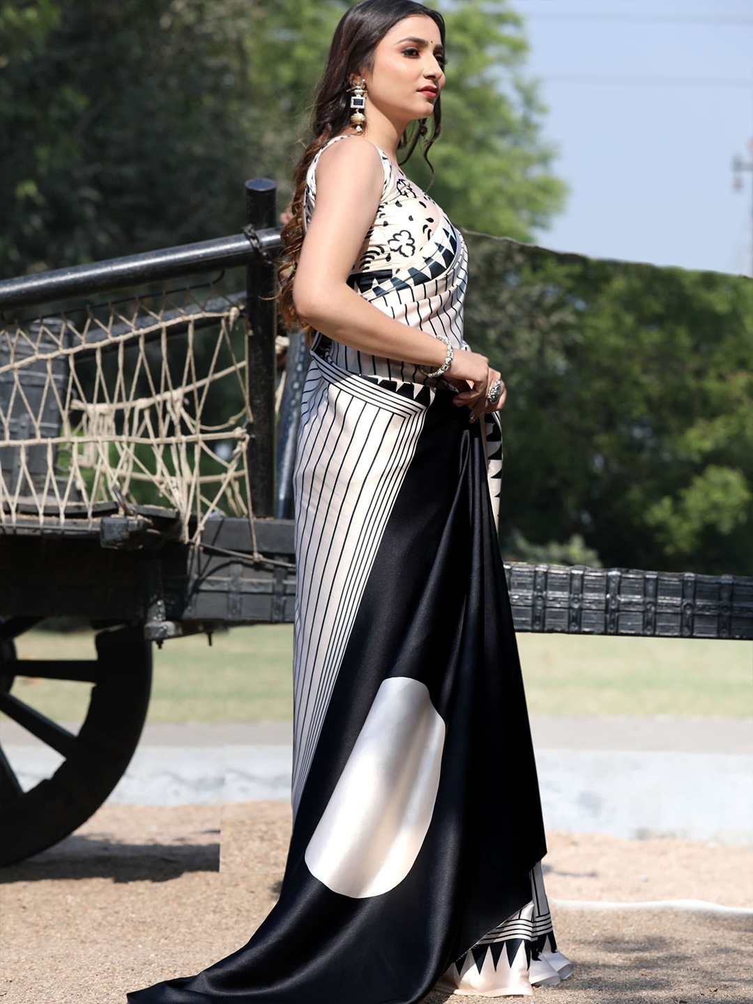 

Vintro Floral Satin Saree, Cream