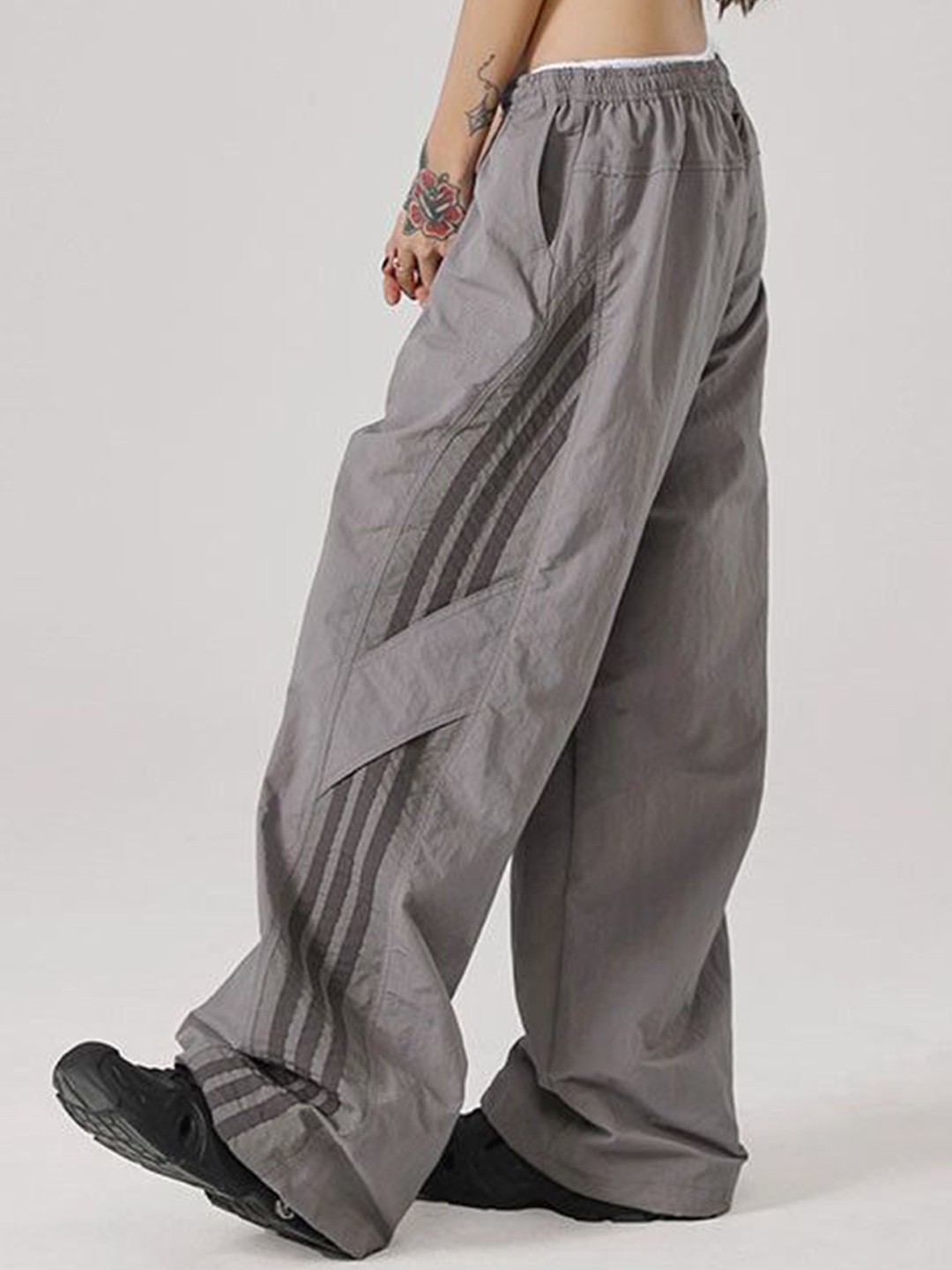 

DressBerry Women Mid-Rise Side Stripes Loose Fit Trousers, Grey