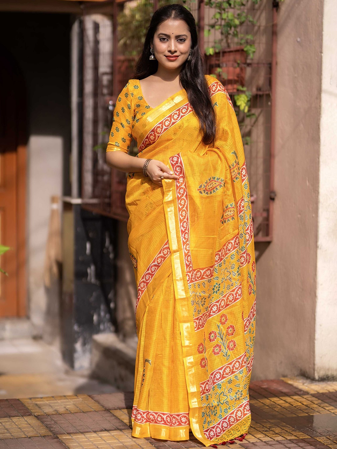 

DIVASTRI Ethnic Motifs Zari Silk Blend Kota Saree, Yellow