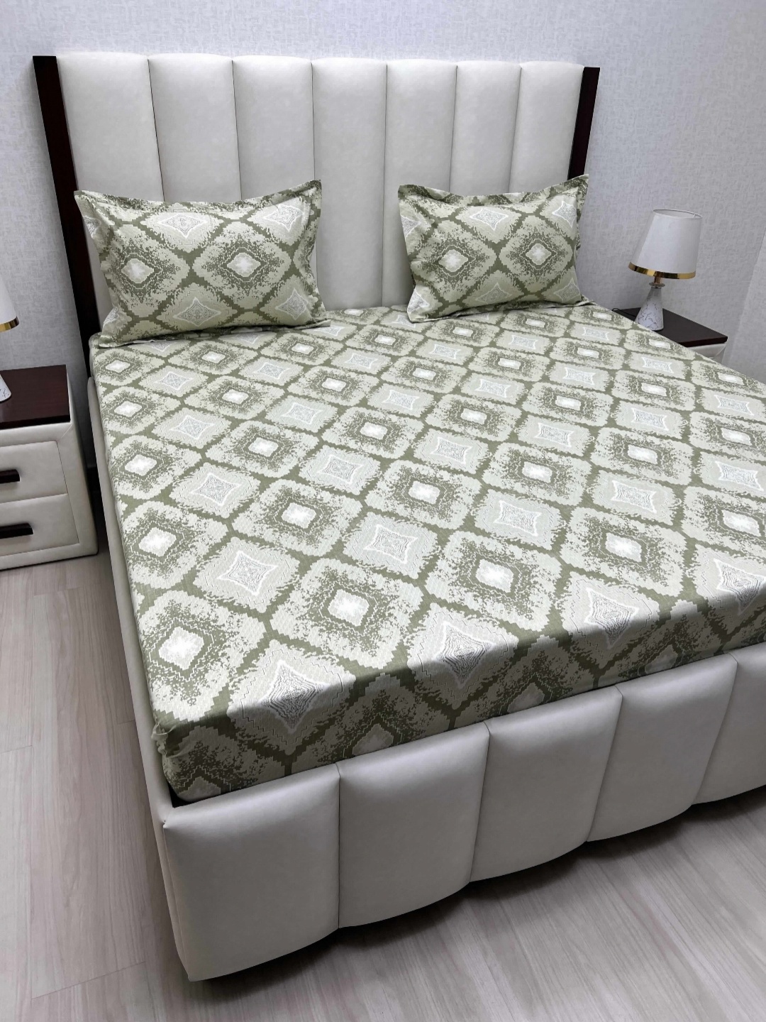 

Pure Decor Royal Passion Green Printed Pure Cotton 250TC Queen Bedsheet Set 2.28m x 2.54m