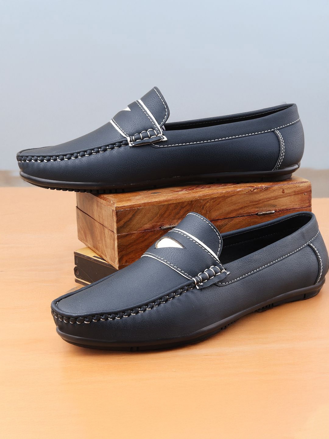 

Mast & Harbour Men Velvet Mojaris, Blue