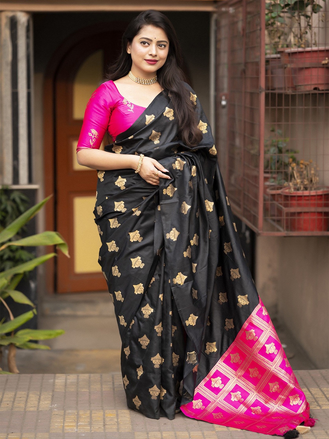 

DIVASTRI Woven Design Saree, Black