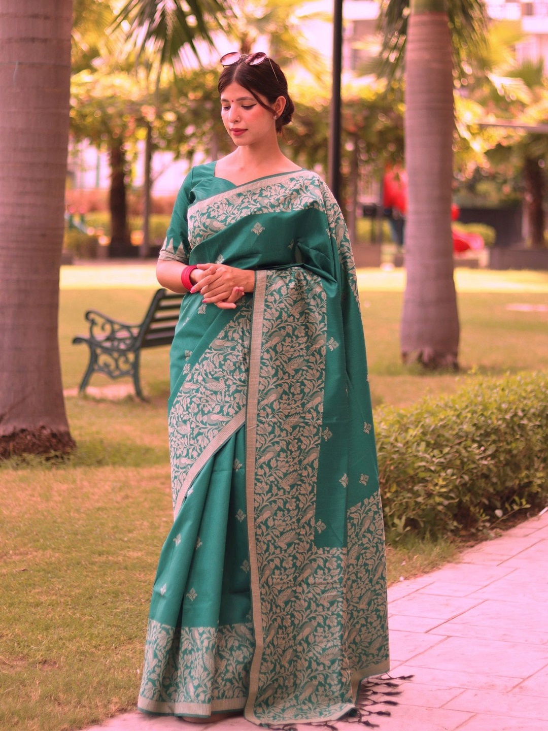 

DIVASTRI Woven Design Silk Blend Saree, Teal