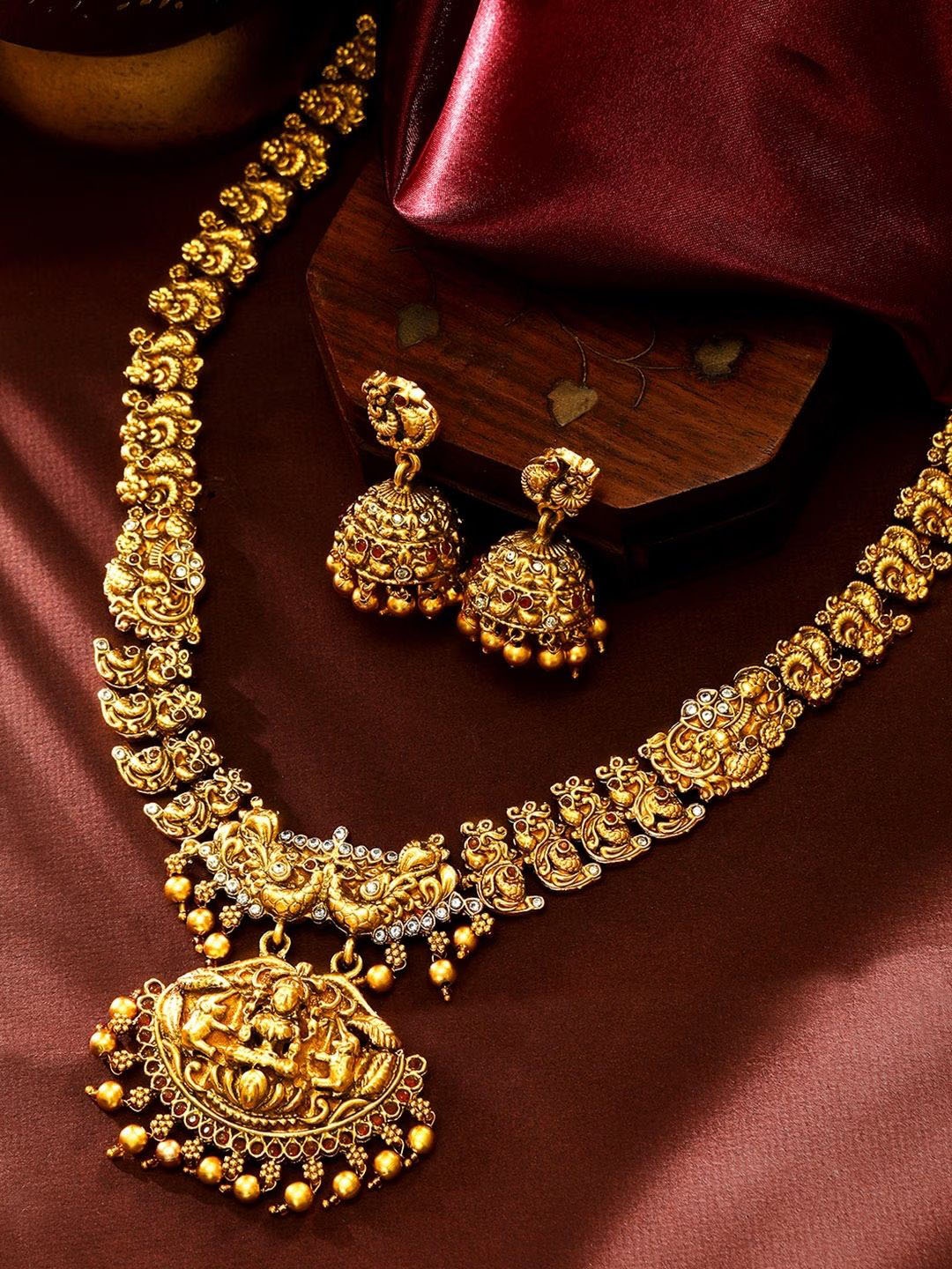 

Rujve Jewellery Gold Plated Stones Studded Jewellery Set