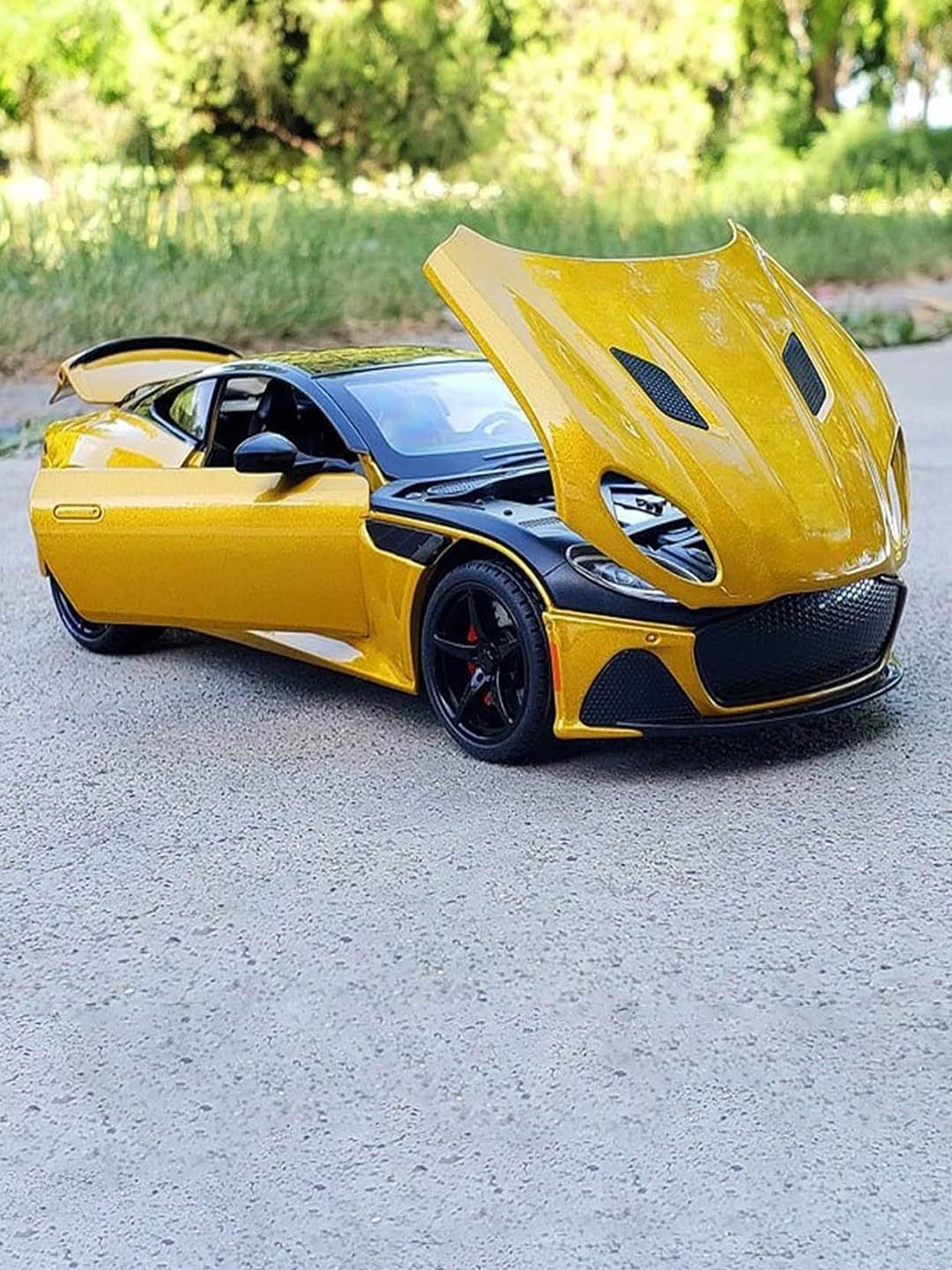 

UKAXA Kids 1.24 Diecast Metal Aston Martin Pull Back Toy Car With Openable Door & Sound, Yellow