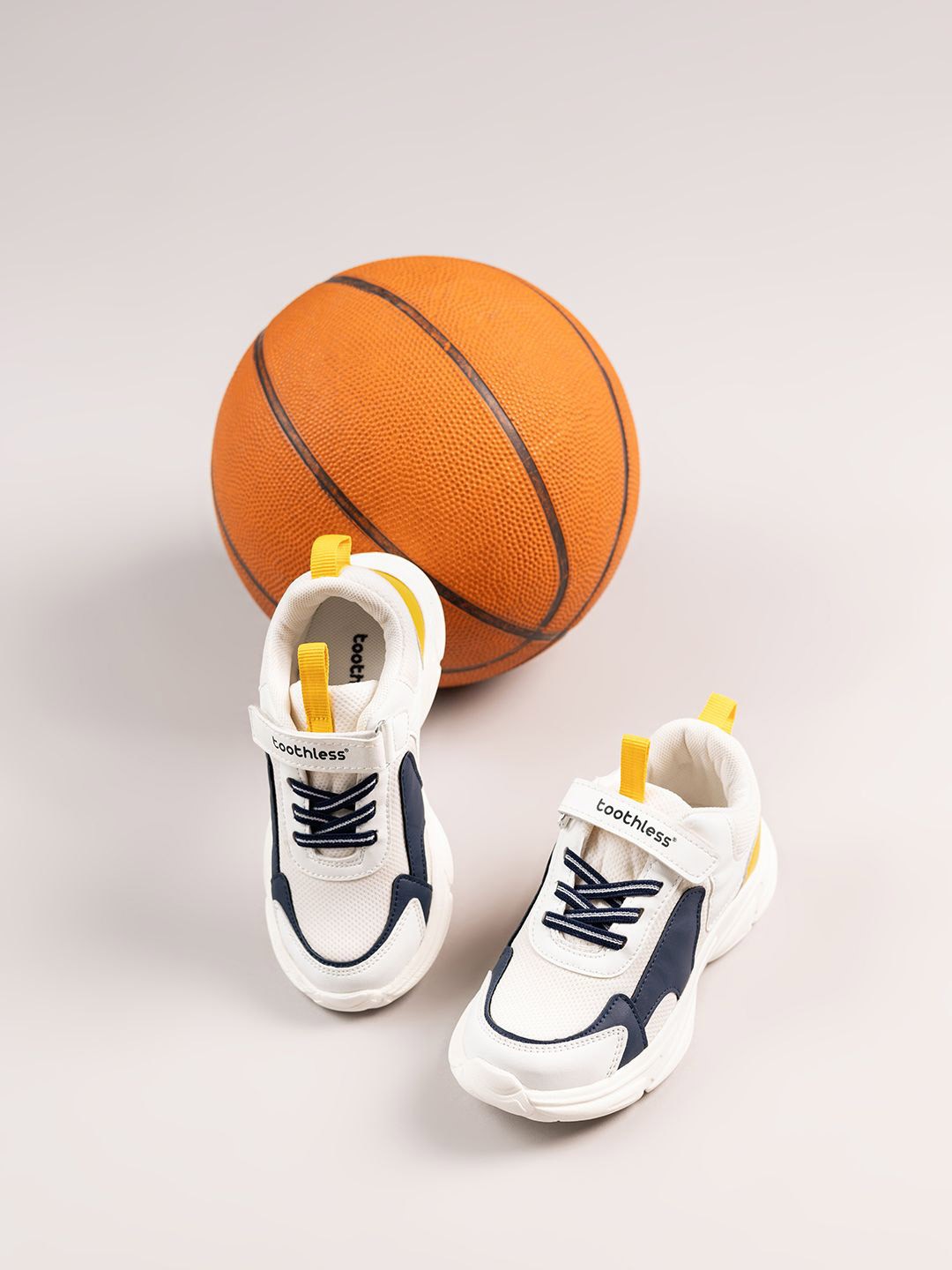 

toothless Kids Boys Casual Shoes, White