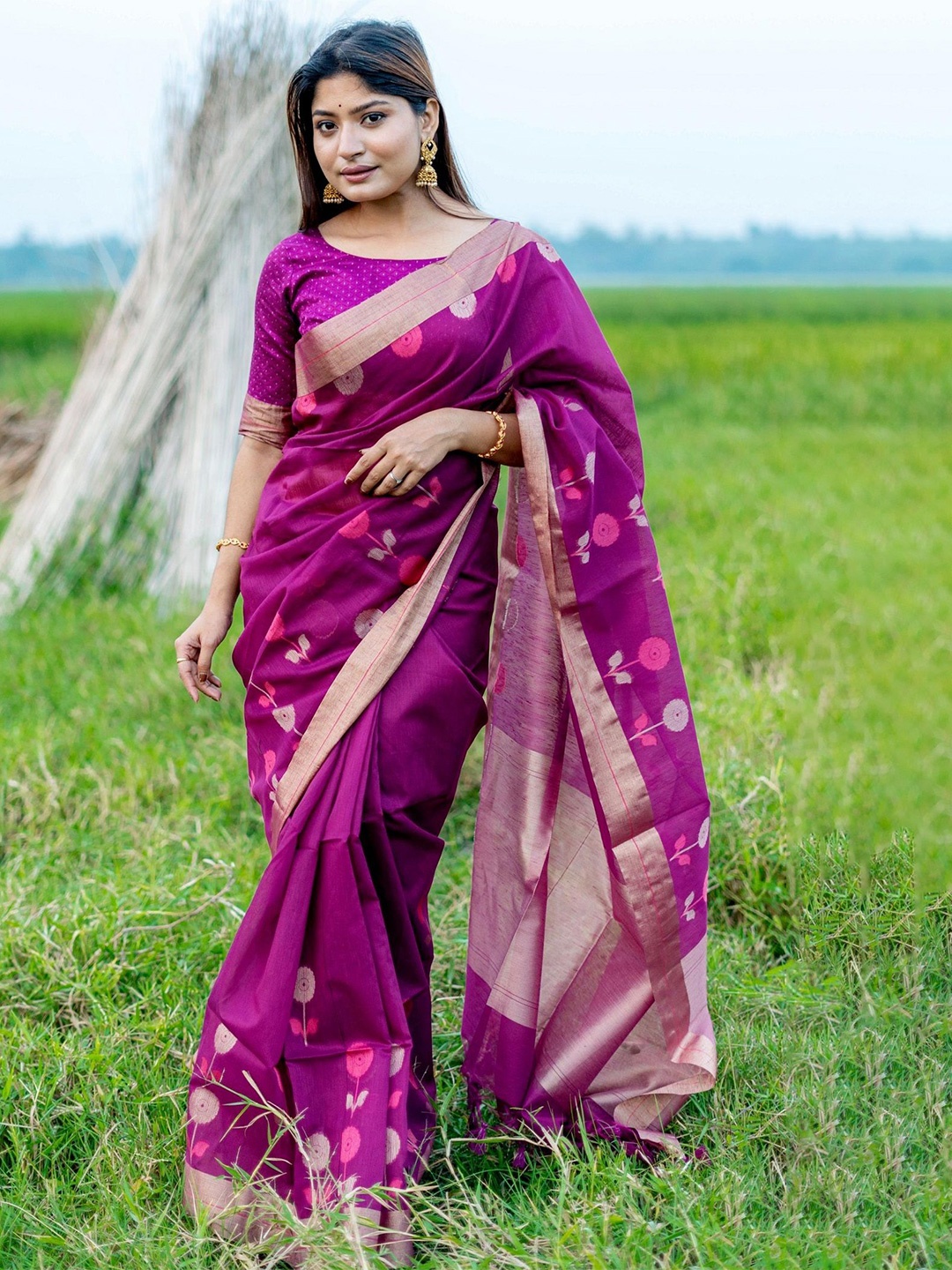 

DIVASTRI Floral Linen Blend Saree, Purple