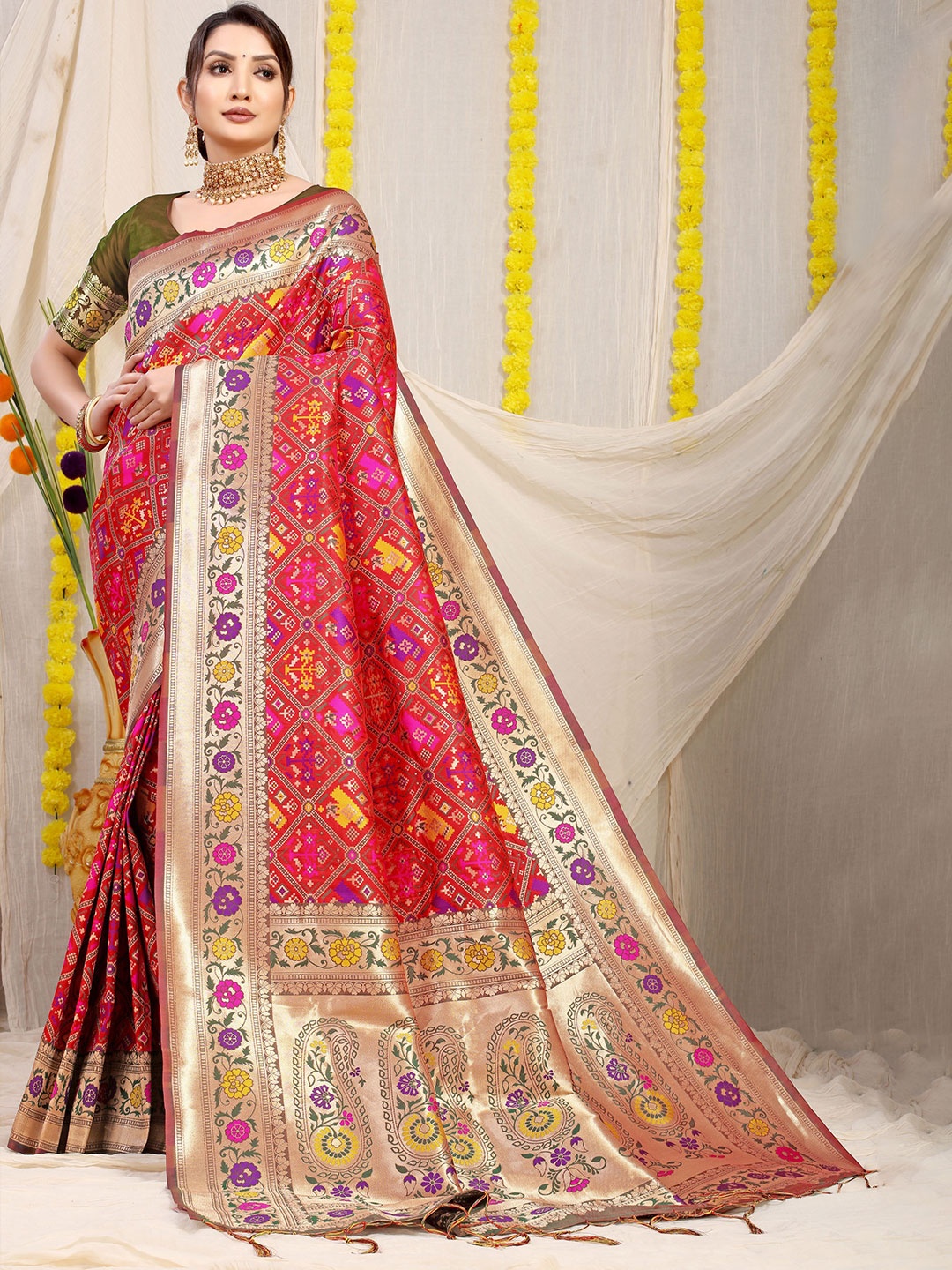 

Kandora Woven Design Zari Pure Silk Banarasi Saree, Red