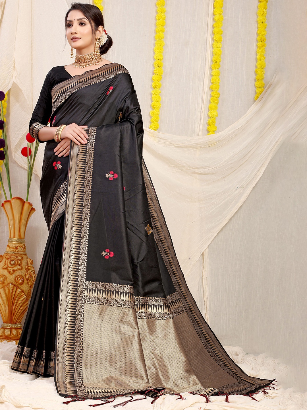 

Kandora Woven Design Zari Pure Silk Banarasi Saree, Black