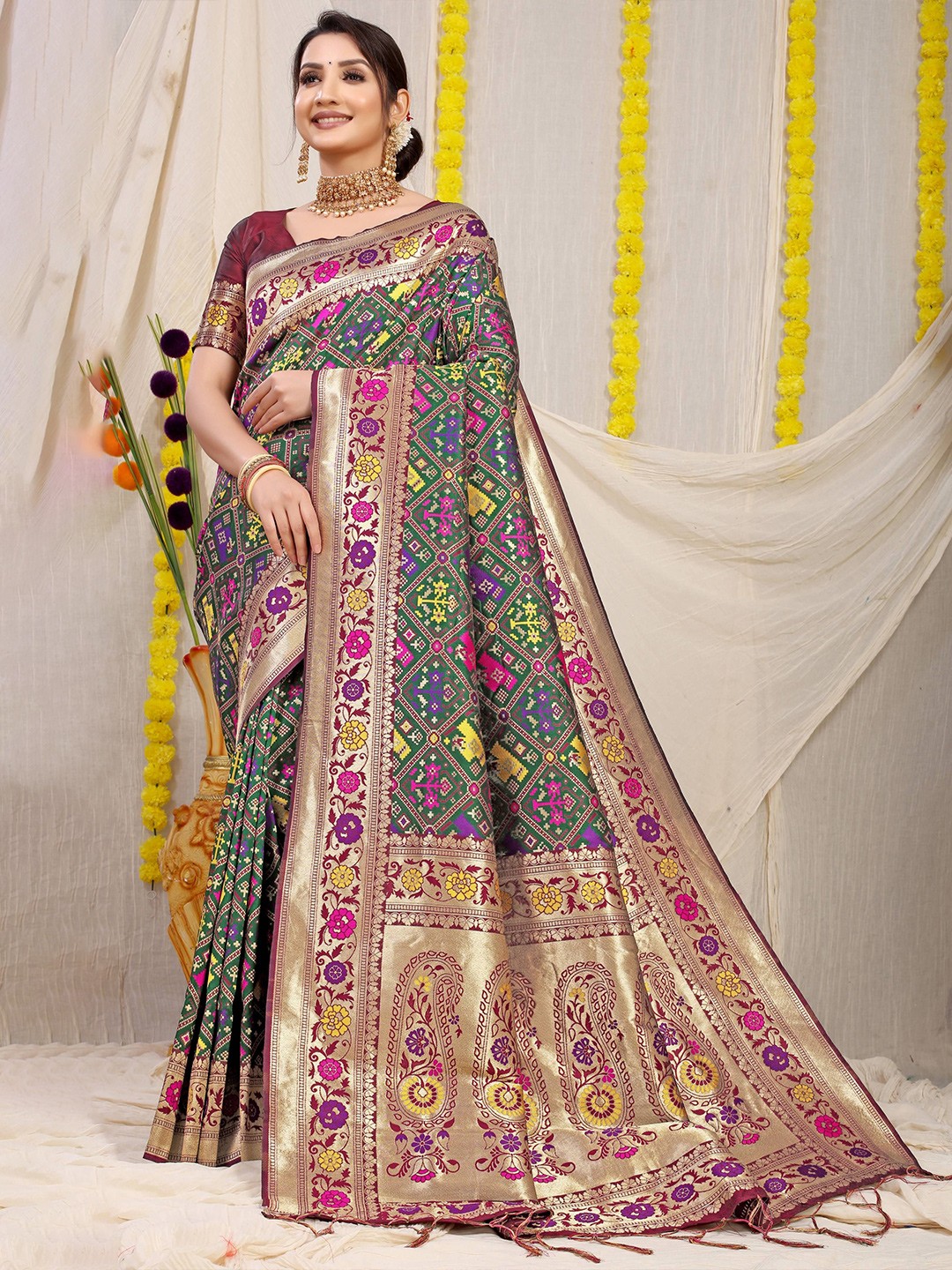 

Kandora Woven Design Zari Pure Silk Banarasi Saree, Green