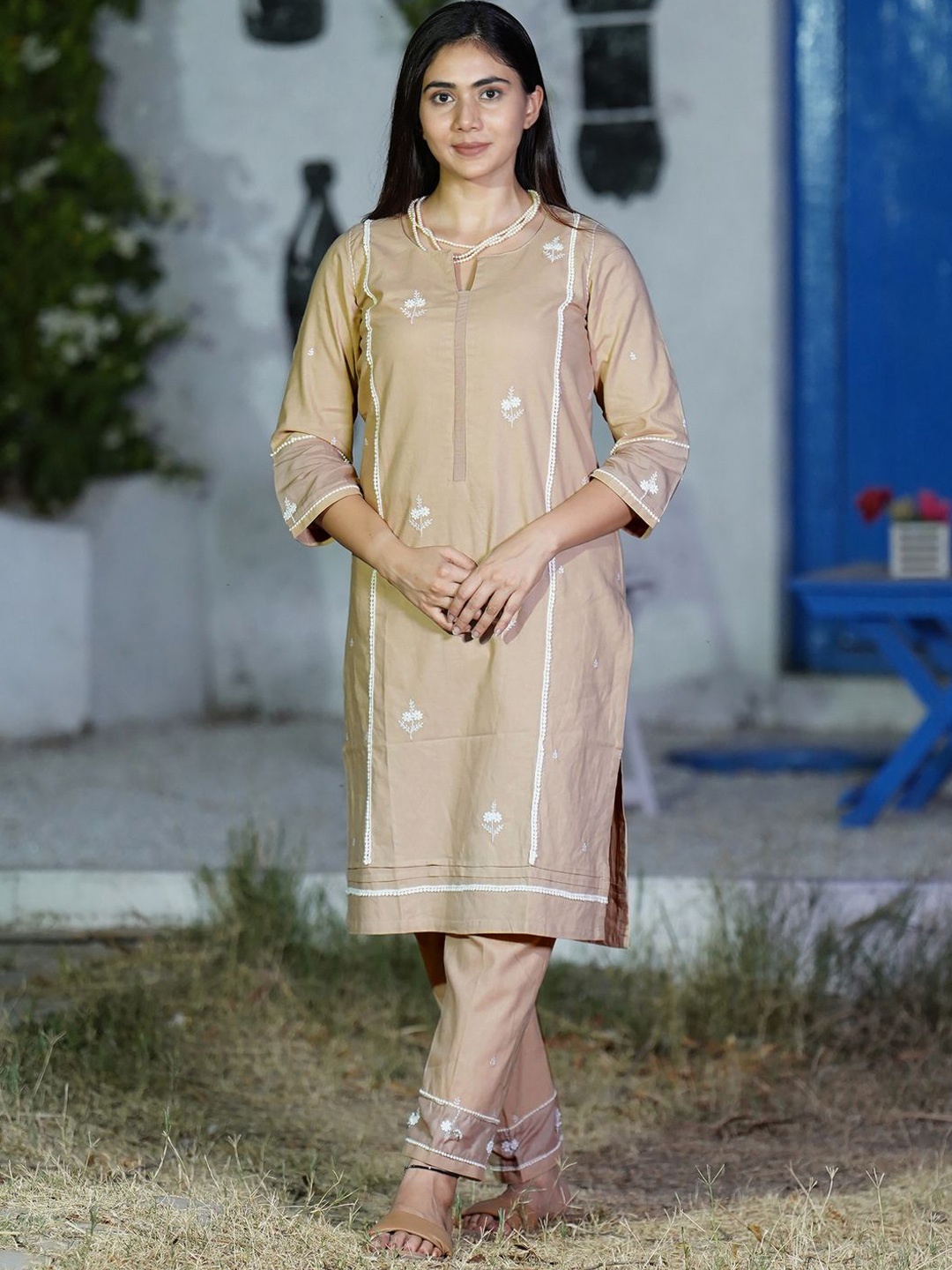 

zuri Floral Embroidered Notch Neck Thread Work Cotton Straight Kurta, Beige